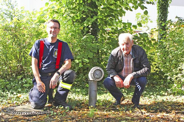 Stefan Heuer (li.) und Rolf Wieters an der Wasserentnahmestelle  | Foto: sb