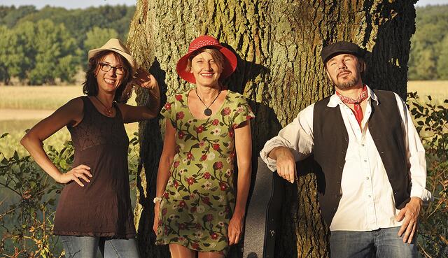 Das Trio "Ingridienza" tritt in der katholischen Kirche auf | Foto: Michael Westermann