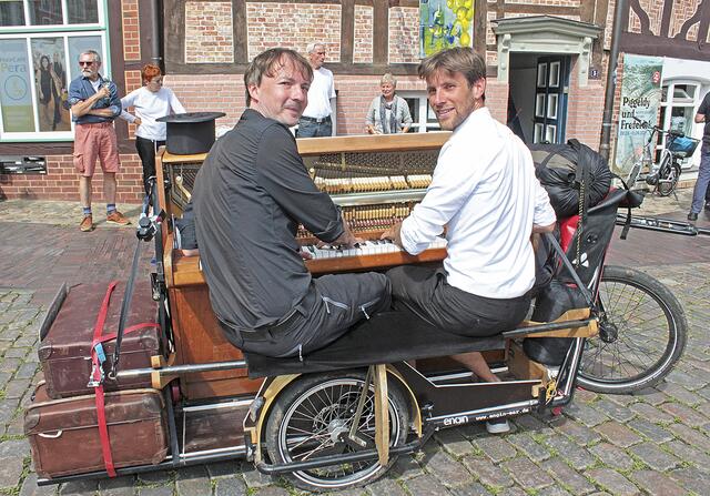 Andreas Güstel (li.) und Julian Eilenberger hauten auf dem Stader Fischmarkt in die Tasten | Foto: jab