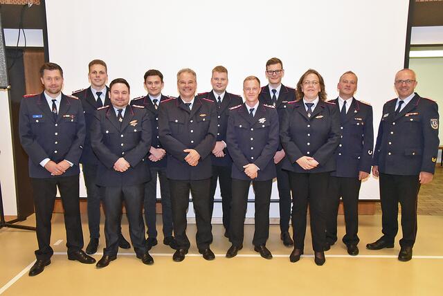 Gratulation für die ausgezeichnete Leistungsvergleichsgruppe (v. li.): Vize-Ortsbrandmeister Eike Meyer, Armin Petersen, Daniel Nehls, Jan Lasse Riege, Gruppenführer Jörn Hofmann, Yannik Hagelberg, Heiko Menke, Paul John, Jane Hoffmann, Ortsbrandmeister Norbert Petersen und Kreisbrandmeister Volker Bellmann | Foto: Mathias Wille