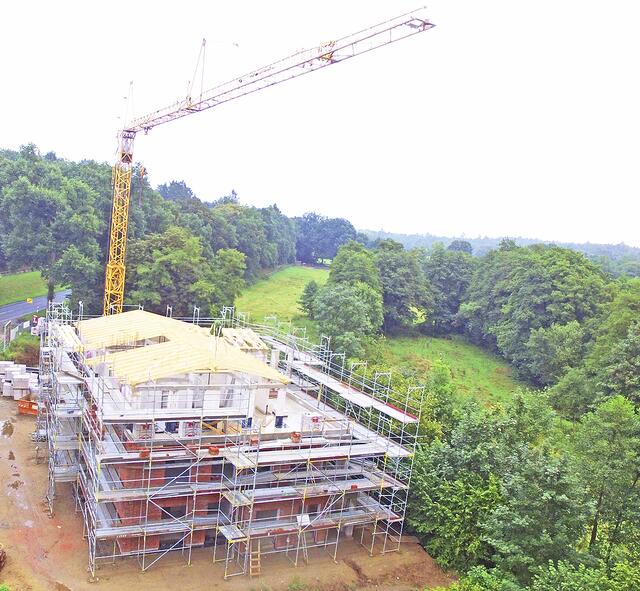 An der Lüllauer Dorfstraße (K83) werden acht barrierefreie und seniorengerechte Wohnungen gebaut, ein zweites Mehrfamilienhaus soll dort zeitnah errichtet werden | Foto: Kröger