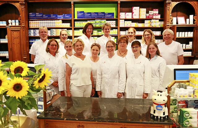 Astrid Ellerbrock (vordere Reihe links) und das kompetente Team der  Auetal-Apotheke steht den Hanstedtern sechs Tage die Woche mit Rat und Tat zur Seite | Foto: Auetal-Apotheke