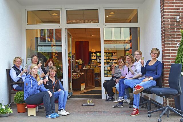 Grund zum Feiern: Mit 38 fleißigen Helfern zog die Auetal-Apotheke 2016 um | Foto: Auetal-Apotheke