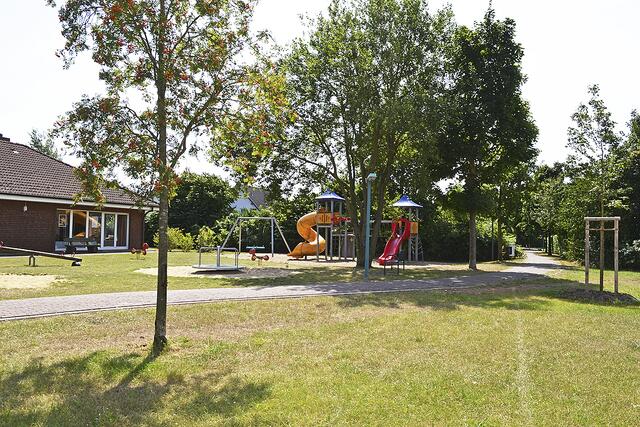 Der Spielplatz wurde hinter das neue Gemeindehaus verlegt und um zwei Spielgerate erweitert | Foto: bim