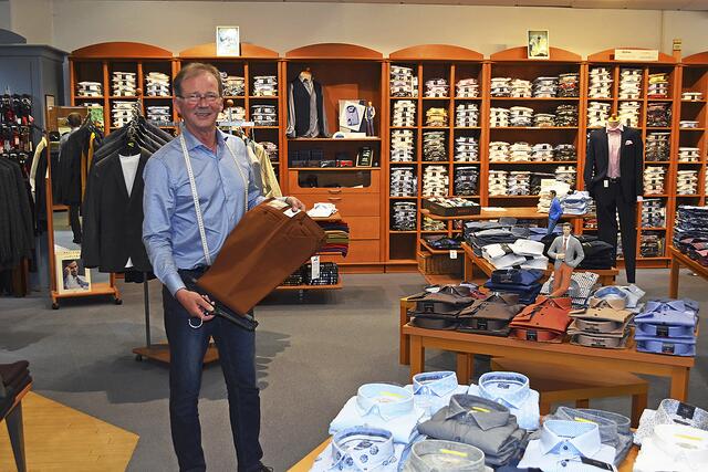 Jens Kalk von Kalk Moden präsentiert eine Meyer-Hose in gedeckter Herbstfarbe | Foto: Axel-Holger Haase