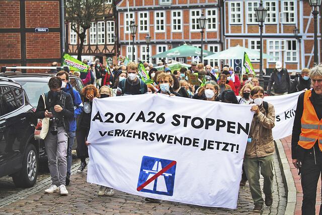 Die Demonstranten forderten, die A20 und A26 nicht weiterzubauen und alle Planungen einzustellen  | Foto: M. Quelle