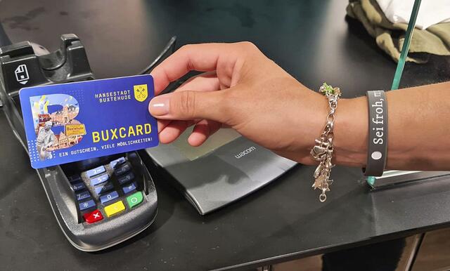 Die BUXCard wird mit einem EC-Gerät ausgelesen