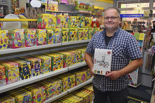 Bernd Gaulke vom Fachgeschäft Spielhörnchen zeigt das Spiel "MicroMacro" | Foto: Axel-Holger Haase