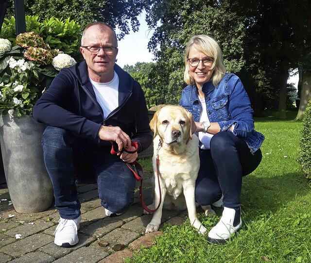 Karl-Siegfried und Bärbel Jobmann, hier mit Hündin "Bea", sind ein eingespieltes Team