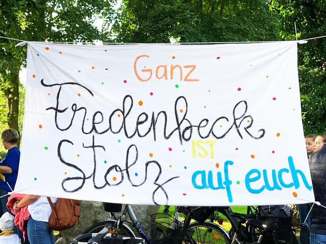 "Ein Dorf, ein Verein und die Voltigierer" heißt es auf einem der vielen Transparente