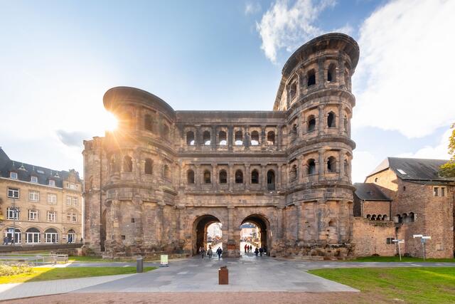 Zu den bedeutendsten Zeugen der Kultur- und Geistesgeschichte in Deutschland zählen unter anderem die Porta Nigra in Trier, ...