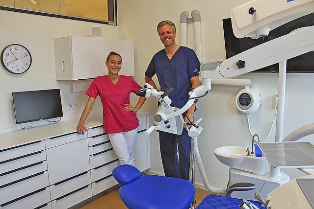 Dr. Rafael Hasler und Sabina Schoenmaier präsentieren stolz das neue Mikroskop