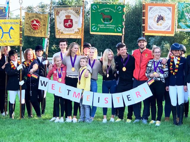 Zahlreiche Reitvereine aus der Umgebung begrüßten das Weltmeister-Voltigierteam des Reitvereins Fredenbeck: Mirja Krohne (4.v.li.), daneben Malte Möller, Kathrin Meyer, Henry Frischmuth, Mila Koböck, Kimberly Hyks, Jannik Heiland, Viktor Brüsewitz und Gesa Bürig