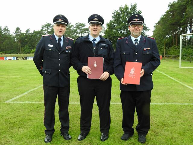 Auszeichnungen am Rande der Abnahme der Leistungsspange (v. li.) Kreisjugendfeuerwehrwart Detlef Schröder, Sebastian Beecken und Olaf Kuhn | Foto: KJF LK Harburg