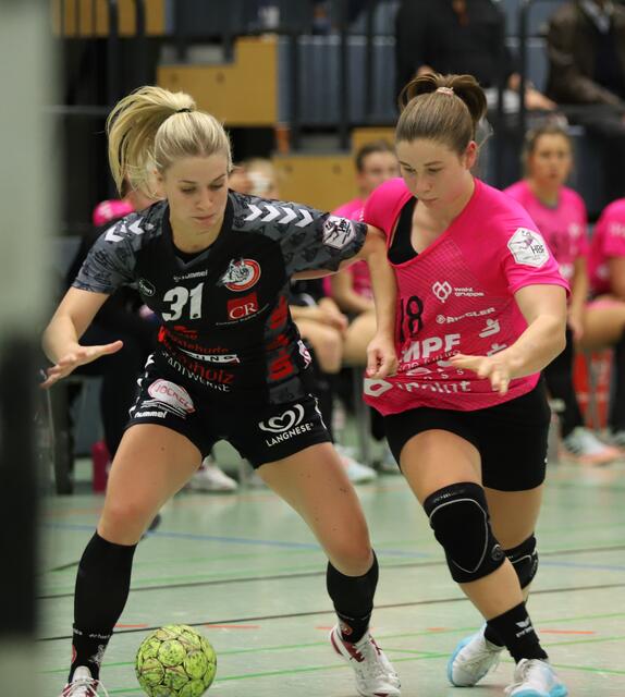 Alexia Hauf (li.) verteidigt den Ball | Foto: cc
