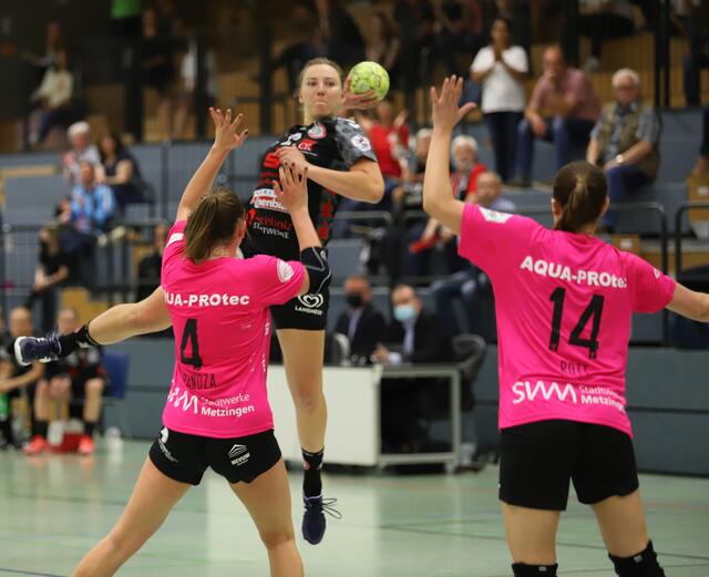 Louise Cronstedt (am Ball) trifft aus dem Rückraum | Foto: cc