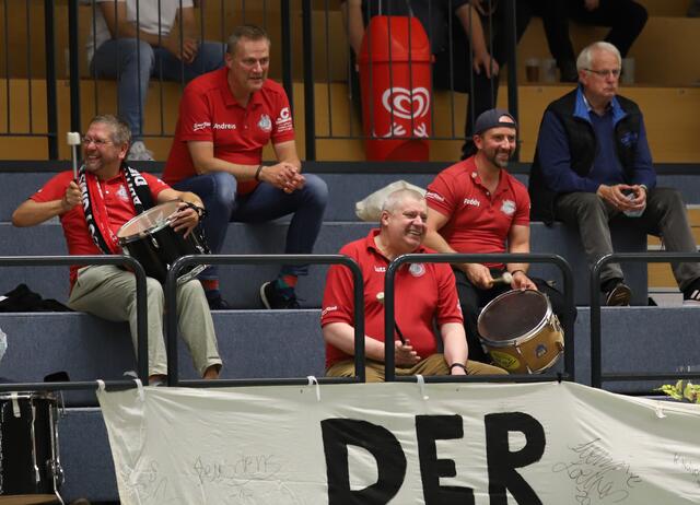 Auch die Trommler vom Luchse-Fanclub war wieder in der Nordheidehalle zugelassen | Foto: cc
