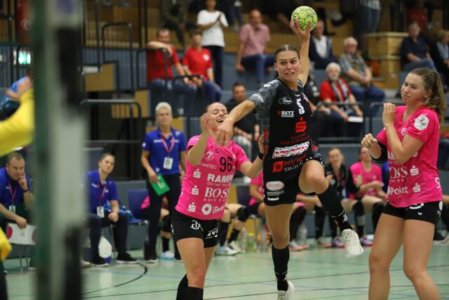 Maj Nielsen (am Ball) beim Sprungwurf | Foto: cc