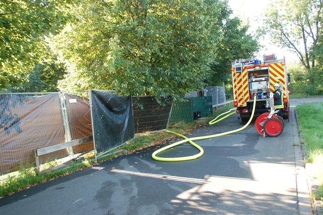 Eines der Löschfahrzeuge an der Asylunterkunft | Foto: sla
