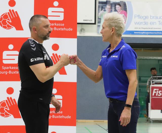 Luchse-Coach Dubravko Prelcec verabschiedet seine Trainerkollegin Edina Rott vom TuS Metzingen | Foto: cc