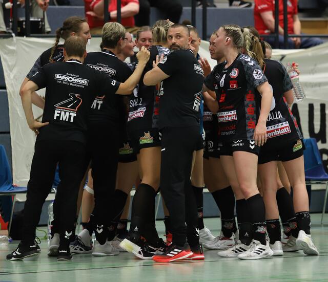 Luchse-Trainer Dubravko Prelcec mit Blick auf die Hallenuhr   | Foto: cc