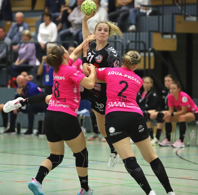 Alexia Hauf (am Ball) kommt mit Sprungwurf zum Torerfolg | Foto: cc