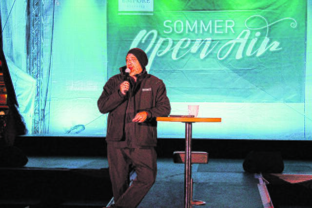 Begeisterte über 1.100 Zuschauer auf der Open-Air-Bühne: Comedian und Slam-Poet Torsten Sträter | Foto: ce