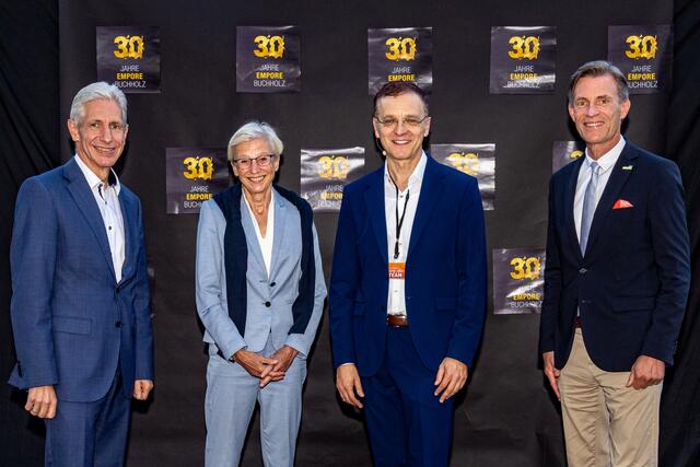Vor der Feier: (v. li.) Landrat Rainer Rempe, Staatssekretärin Sabine Johannsen, Onne Hennecke (Geschäftsführer Empore) und Buchholz' Bürgermeister Jan-Hendrik Röhse | Foto: Fotokettwig