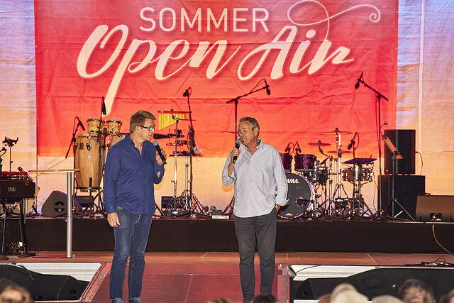 Bissig: das Kabarett Alma Hoppe mit Jan-Peter Petersen (li.) und Nils Loenicker | Foto: Helms