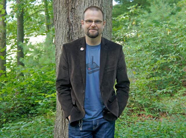 US-Autor Alan Gratz erhält für seinen Roman „Vor uns das Meer. Drei Jugendliche, drei Jahrzehnte, eine Hoffnung“ den Jugendliteraturpreis "Buxtehuder Bulle" | Foto: Wes Stitt
