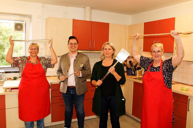 Stellten eine Tanzszene aus dem Video nach (v. li.): HiPsy-Mitarbeiterin Marlies Steenen, Lions-Präsident Sebastian Putensen, HiPsy-Chefin Stefanie Oertzen und HiPsy-Mitarbeiterin Marlies Pokorra
