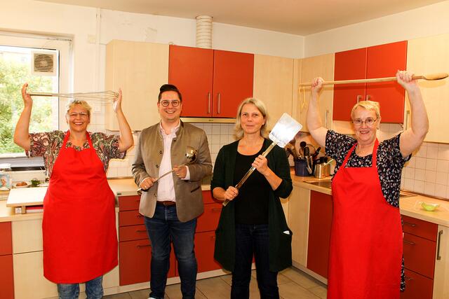 Stellten eine Tanzszene aus dem Video nach (v. li.): HiPsy-Mitarbeiterin Marlies Steenen, Lions-Präsident Sebastian Putensen, HiPsy-Chefin Stefanie Oertzen und HiPsy-Mitarbeiterin Marlies Pokorra | Foto: thl