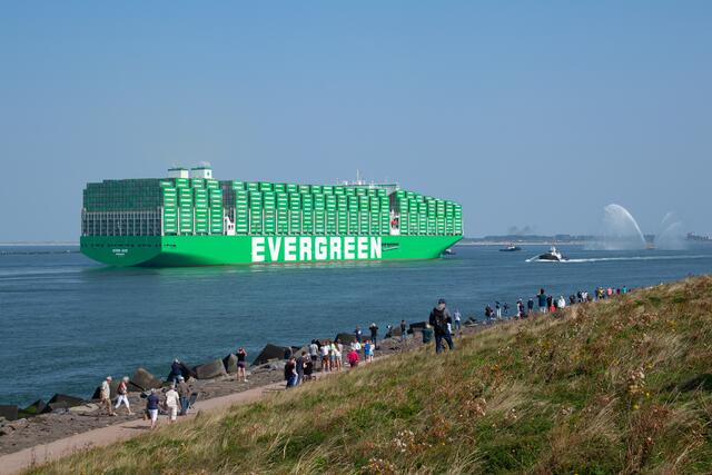 Die Ever Ace beim Einlaufen in den Hafen von Rotterdam | Foto: Nico Thobaben