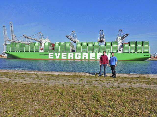 Nico Thoben und sein Freund im Hafen von Rotterdam | Foto: N.Thobaben