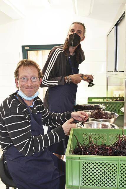 Bei der Fliederbeer-Vorbereitung: Sven Klietz (vorn) und Frank Dähn | Foto: bim