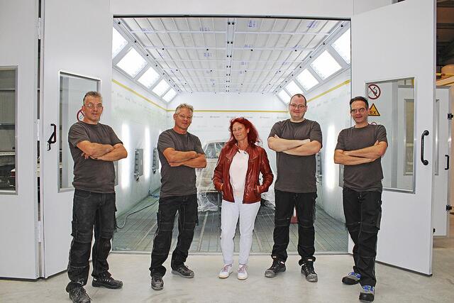 Jahrelange Erfahrung und Kompetenz machen das Team von CBC Lack zum richtigen Ansprechpartner für alle Lackierungen und Karosseriearbeiten: Michael Saft (v.li.), Peter und Angelika Saft, Steffen Witt und Dennis Laß