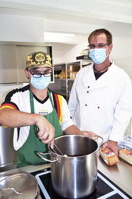 Benjamin Muschalik beim Einkochen der Stachelbeeren (li.) mit Anleiter Oliver Gothe | Foto: bim