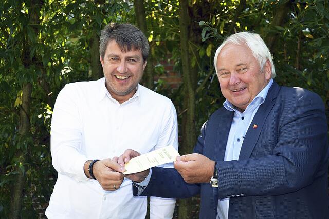 Fördervereinsvorsitzender Heiner Schönecke (re.) warb Lebenshilfe-Geschäftsührer Matthias Farr als neues Mitglied | Foto: bim
