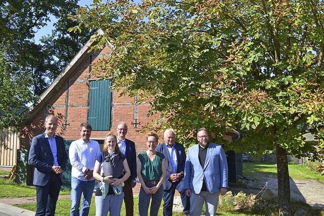 Förderer und Vertrteter des Museumsbauernhofes vor dem zur Küche umgebauten Schweinestall (v.li.): Harald Ottmar, Matthias Farr, Anna-Lena Woelfert mit Marieke, Manfred Cohrs, Carina Meyer, Heiner Schönecke und Museumsdirektor Stefan Zimmermann  | Foto: bim