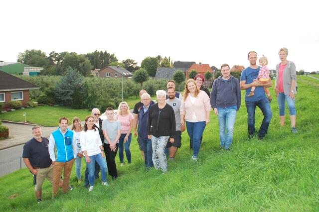 Die Befürworter beim Treffen mit dem WOCHENBLATT am Deich - im Hintergrund das Grundstück, auf dem das Hotel gebaut werden soll | Foto: sla