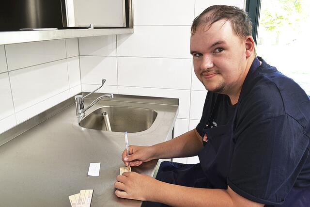 Die Etiketten werden von Marc-Philipp Kumbier von Hand beschriftet... | Foto: bim