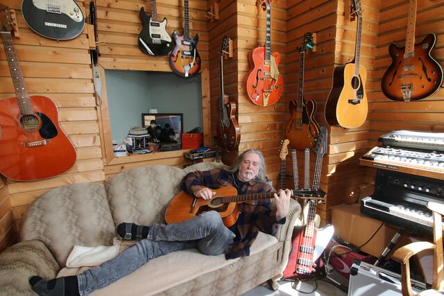Für ihn hängt der Musikerhimmel nicht voller Geigen, sondern voller E-Gitarren