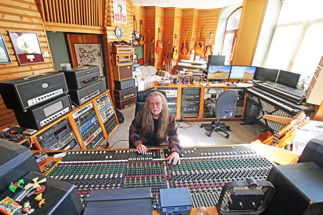 Der "Tonmeister" in seinem Studio. An dem großen Mischpult wird alles "geregelt", bis die Aufnahme perfekt abgemischt ist