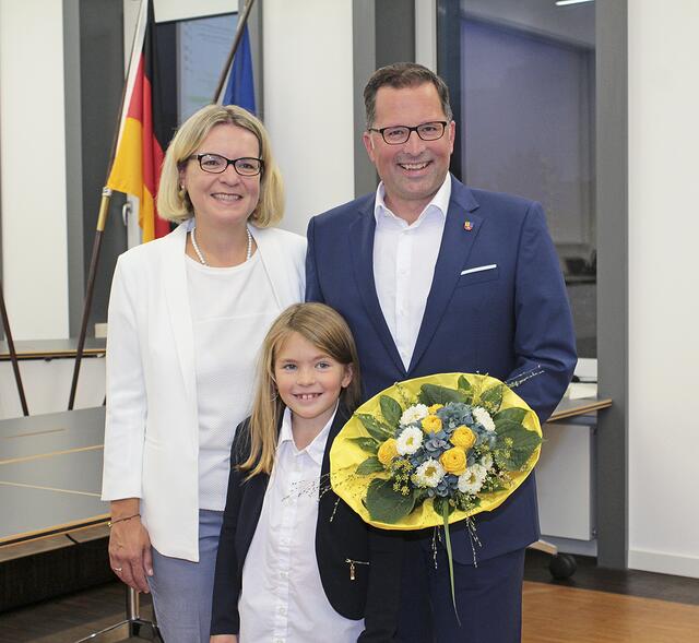 Kai Seefried freute sich zusammen mit seiner Frau Julia und seiner Tochter Marie über den Wahlsieg