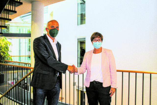 Bevor das Wahlergebnis feststand, gratulierte Michael Lemke Amtsinhaberin Katja Oldenburg-Schmidt zu ihrem deutlichen Wahlsieg | Foto: tk