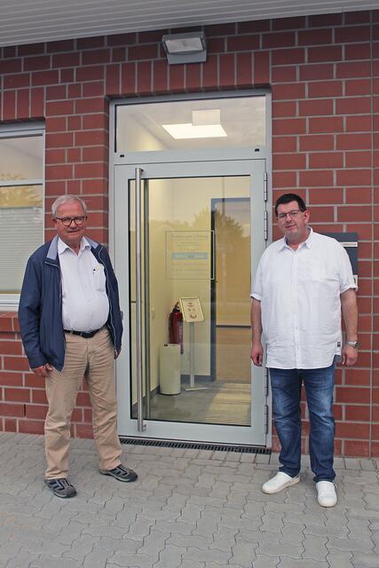 Bürgermeister Rolf Suhr (li.) war der erste Patient, der sich von Marco Robinson in Sauensiek behandeln lassen hat | Foto: wd