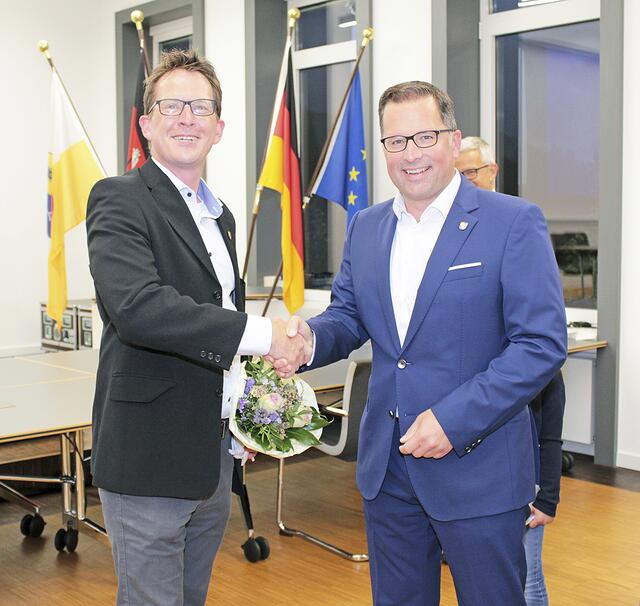 Fairer Verlierer: Kontrahent Björn Protze (SPD) gratuliert Kai Seefried (CDU) zum Wahlsieg | Foto: jab