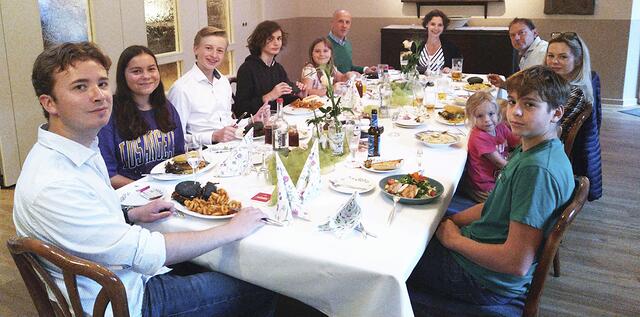 FPD-Samtgemeinde-Bürgermeisterkandidatin Charlotte Michel (am Kopf des Tisches) nach der Wahl beim Burgeressen mit mit Familie und Freunden | Foto: Owczarek / FDP