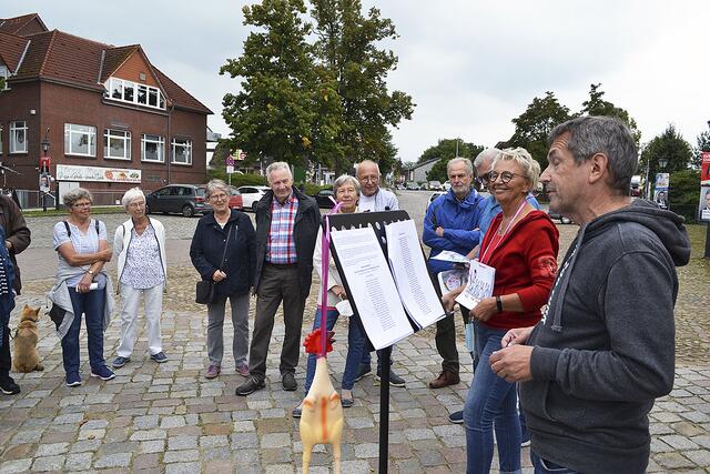 Mit grandioser Mimik präsentierten Heidi Klemm (2. v. re.) und Wolfgang Binder (re.) die Streiche von Max und Moritz auf Plattdeutsch | Foto: bim