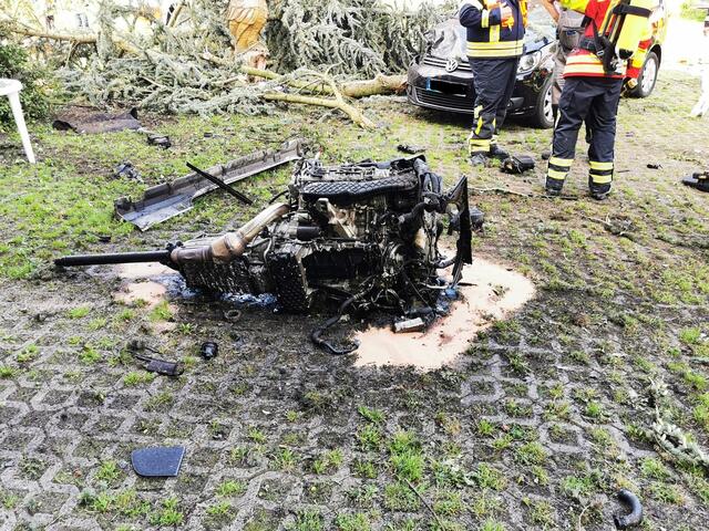 Der Motorblock wurde beim Aufprall aus dem Fahrzeug herausgerissen